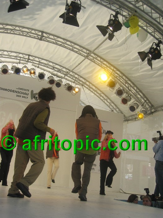 ../Images/Krefeld-Strssenmodenschau-2005 348.jpg